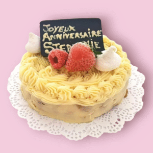 Pastel de chocolate blanco y frutos rojos.  Texto personalizable